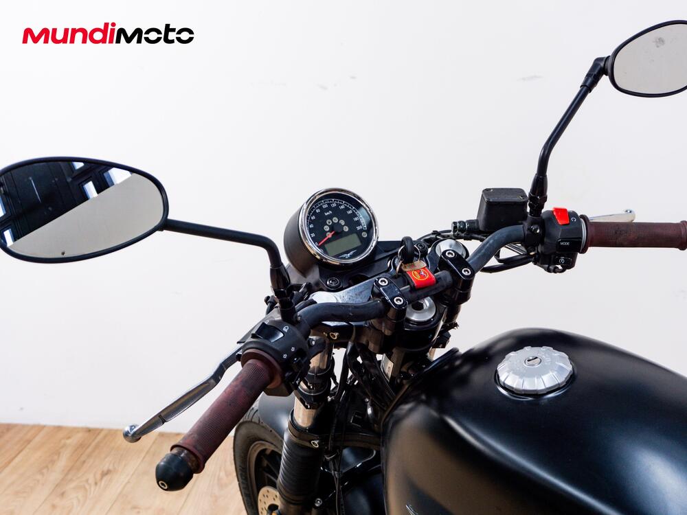 Moto Guzzi V7 III Stone (2017 - 20) (11)