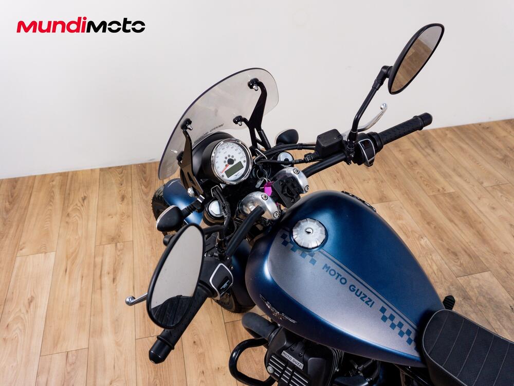 Moto Guzzi V9 Bobber (2021 - 25) (7)