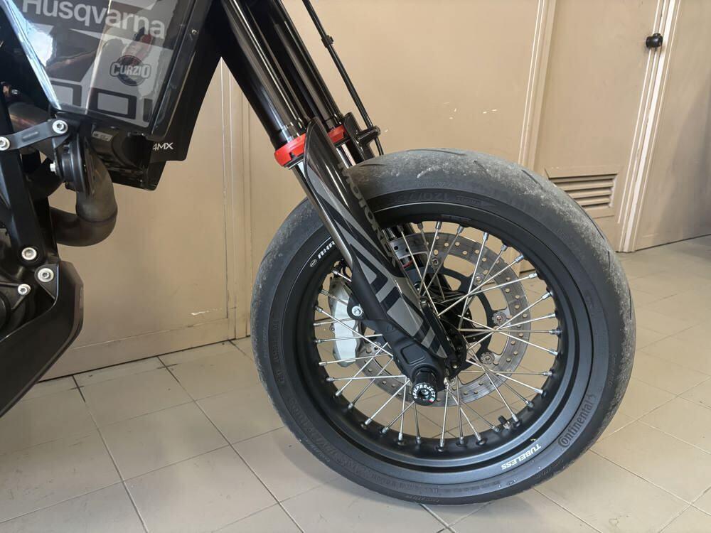 Husqvarna 701 Supermoto (2022) (2)