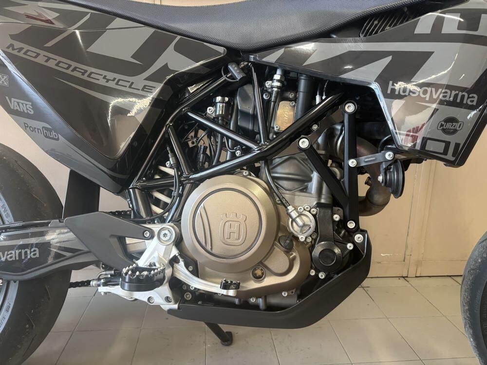 Husqvarna 701 Supermoto (2022) (3)