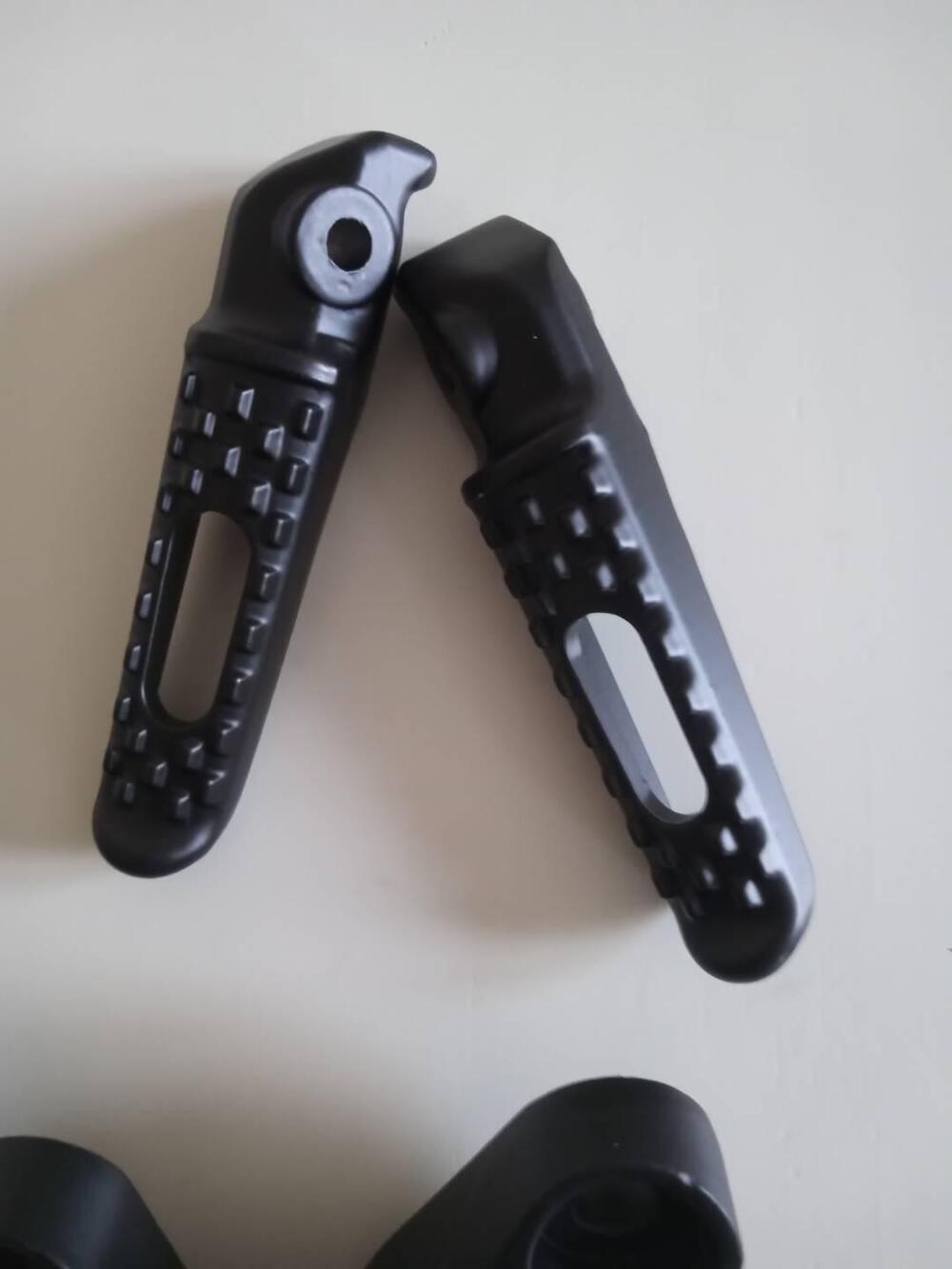 Pedane per scarico basso Triumph Speed triple 1050 Non conosco la marca (2)