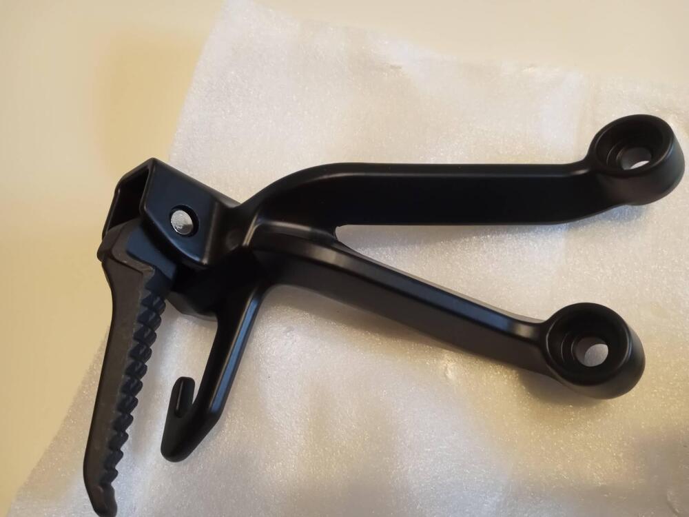 Pedane per scarico basso Triumph Speed triple 1050 Non conosco la marca (3)