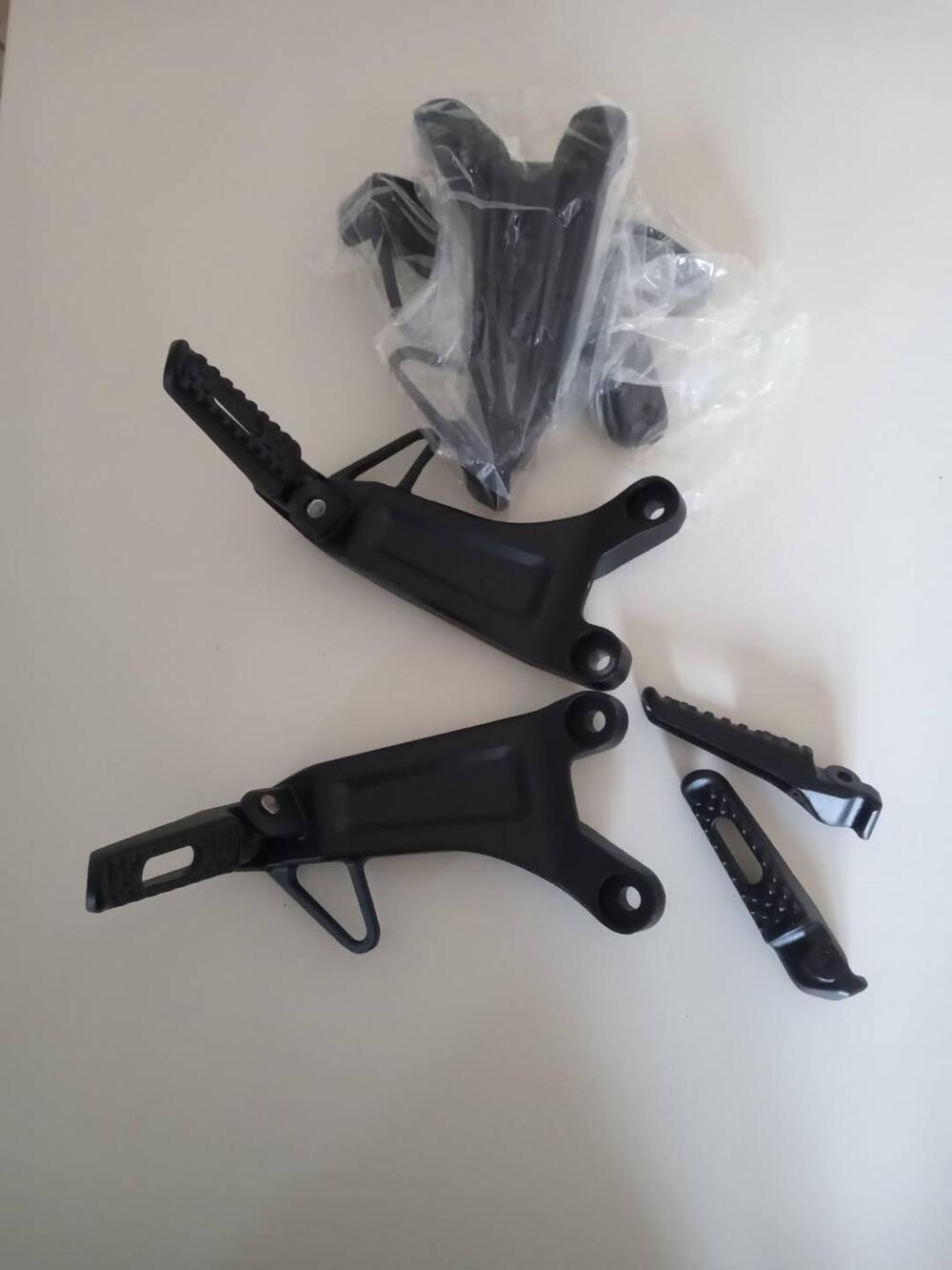 Pedane per scarico basso Triumph Speed triple 1050 Non conosco la marca (4)