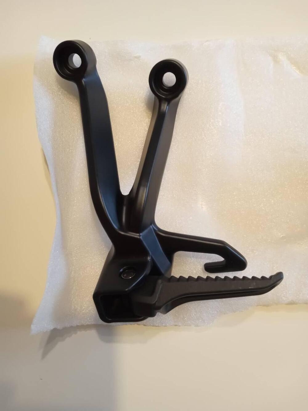 Pedane per scarico basso Triumph Speed triple 1050 Non conosco la marca (5)