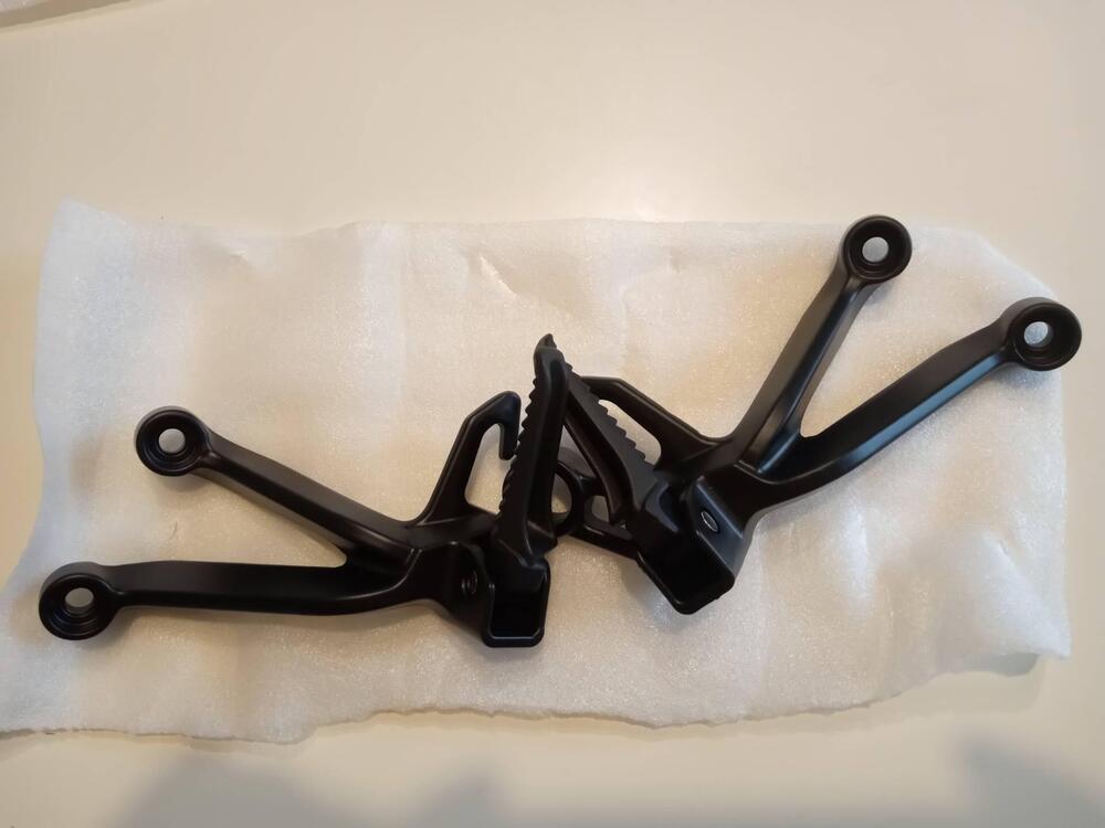 Pedane per scarico basso Triumph Speed triple 1050 Non conosco la marca (6)