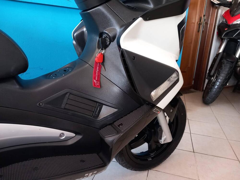 Aprilia SR Max 300 (2011 - 16) (15)