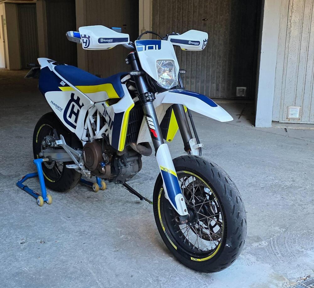 Husqvarna 701 Supermoto (2017 - 19) (4)