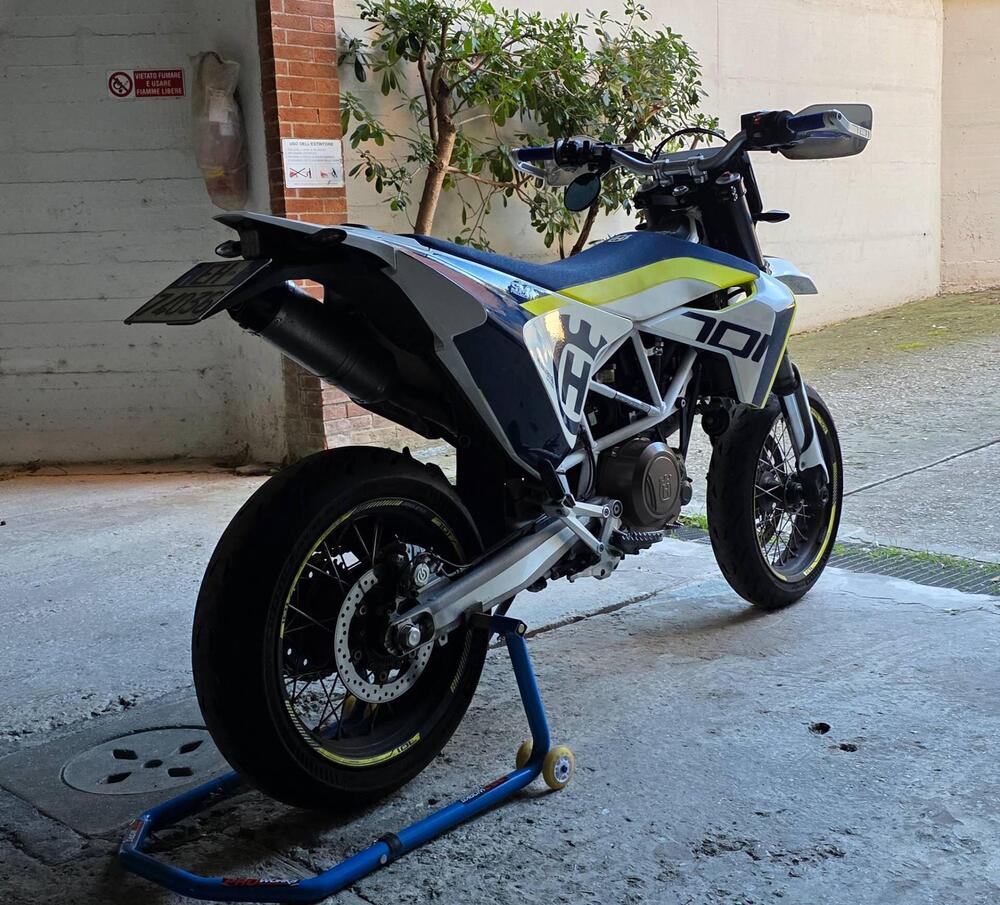 Husqvarna 701 Supermoto (2017 - 19) (5)
