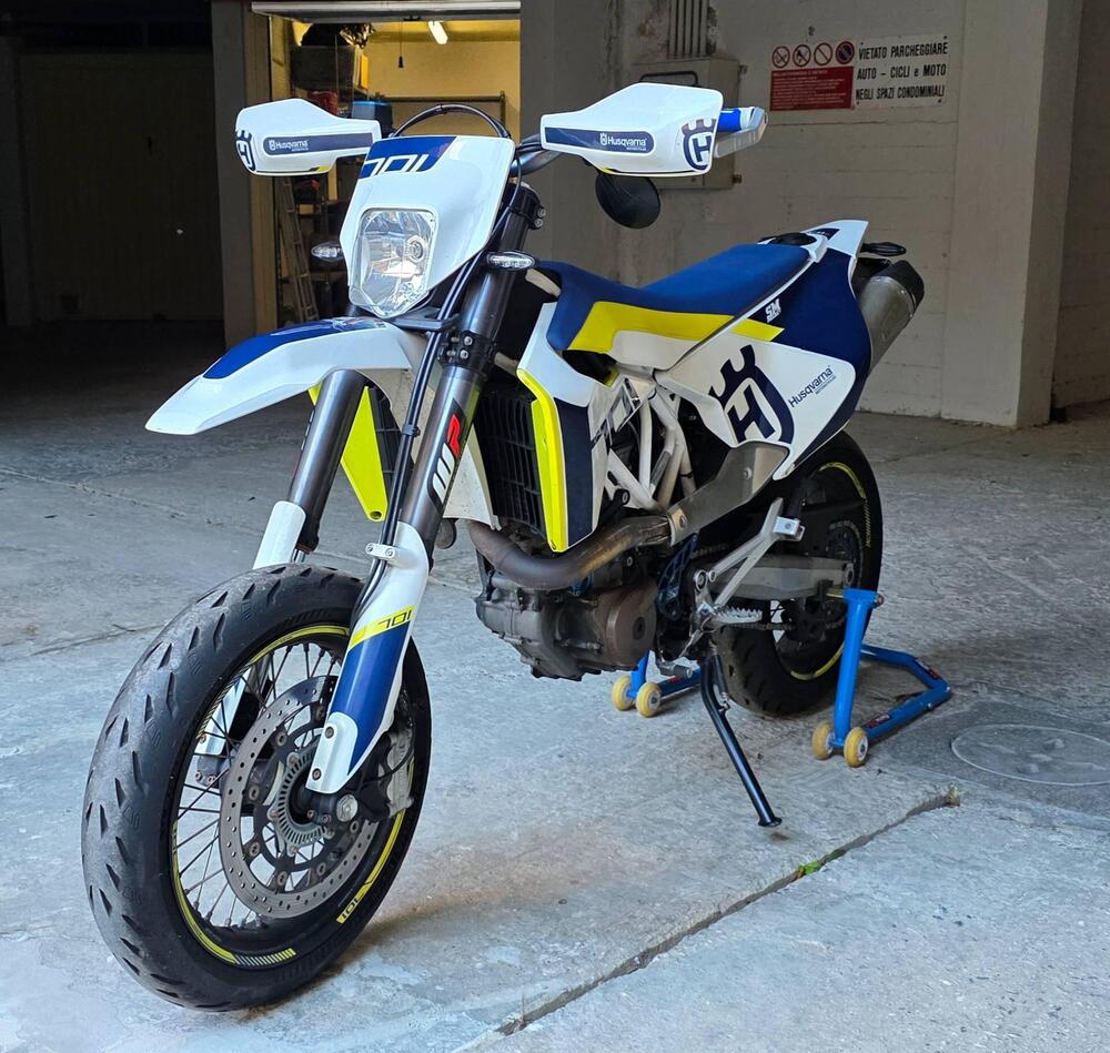 Husqvarna 701 Supermoto (2017 - 19) (7)