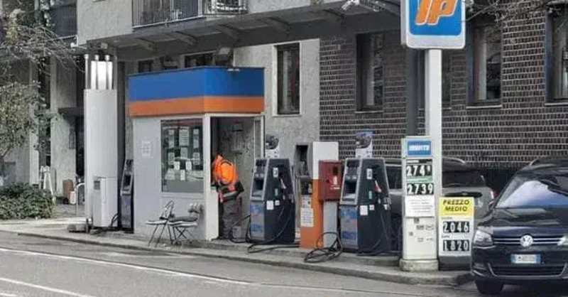  Benzina alle stelle a Milano: toccati i 2,73 &euro;/litro, &egrave; il record storico in Italia