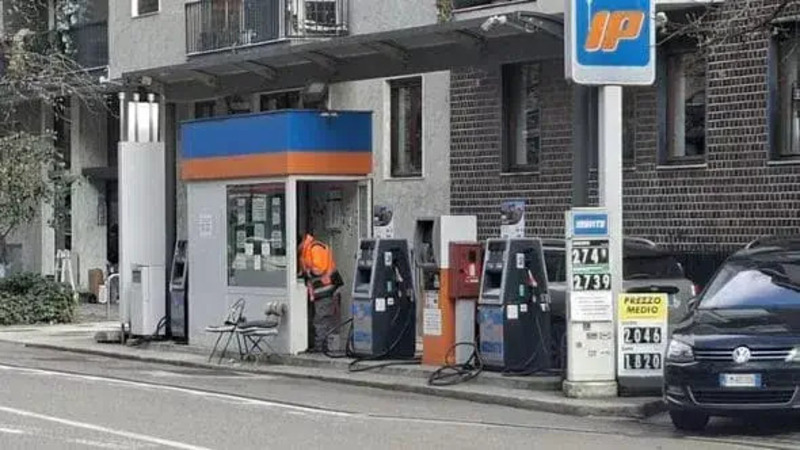  Benzina alle stelle a Milano: toccati i 2,73 &euro;/litro, &egrave; il record storico in Italia