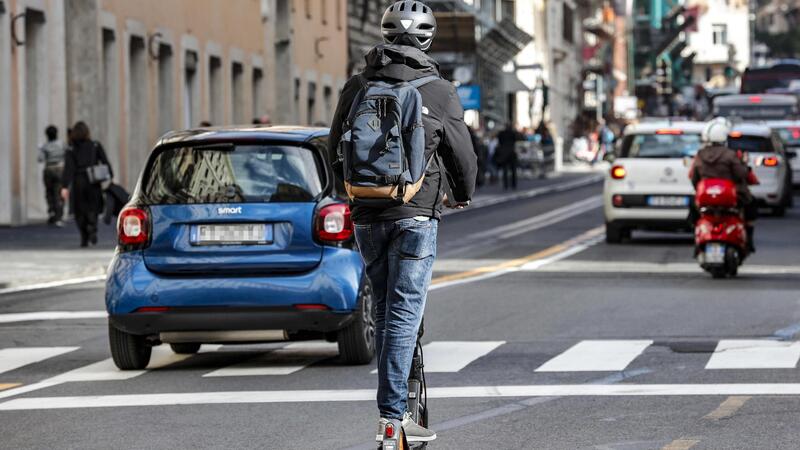 Monopattino truccato a 60 km/h nel centro di Pontedera: fermato e multato dalla polizia locale