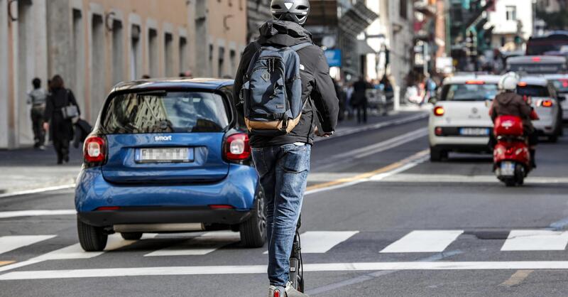 Monopattino truccato a 60 km/h nel centro di Pontedera: fermato e multato dalla polizia locale