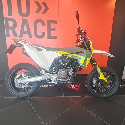 Husqvarna 701 Supermoto (2022) usata