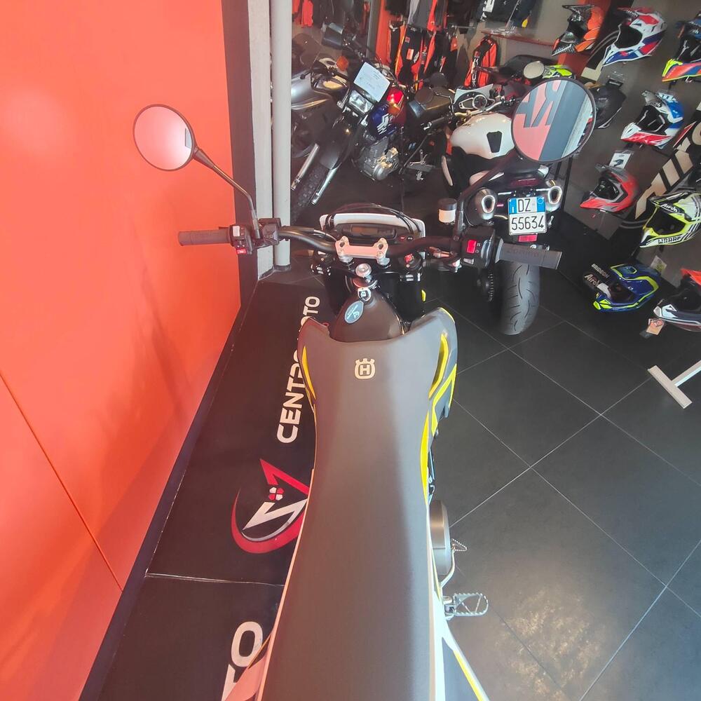 Husqvarna 701 Supermoto (2022) (3)