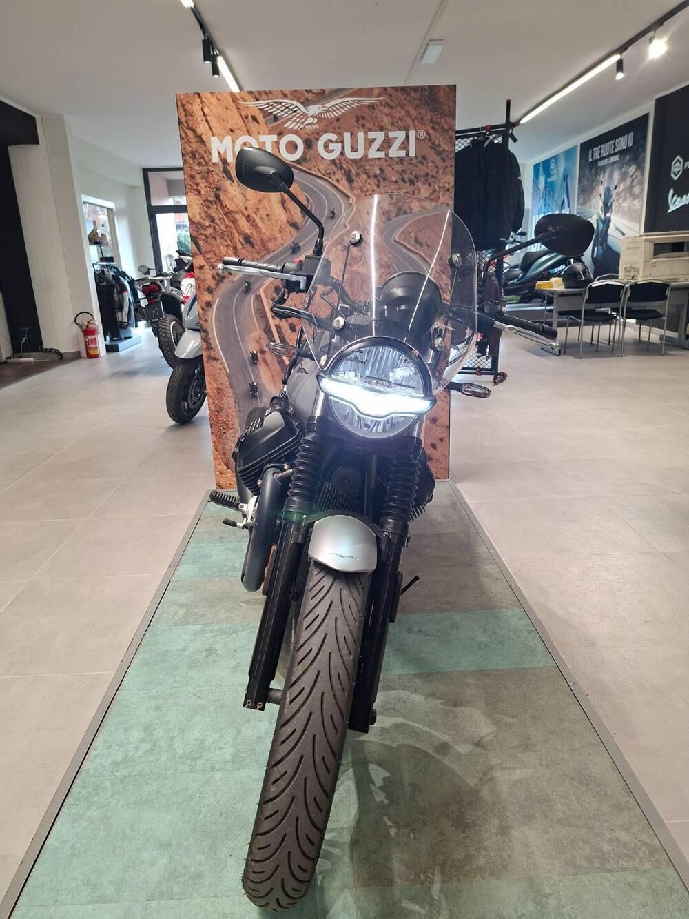 Moto Guzzi V7 Stone (2021 - 24) (3)