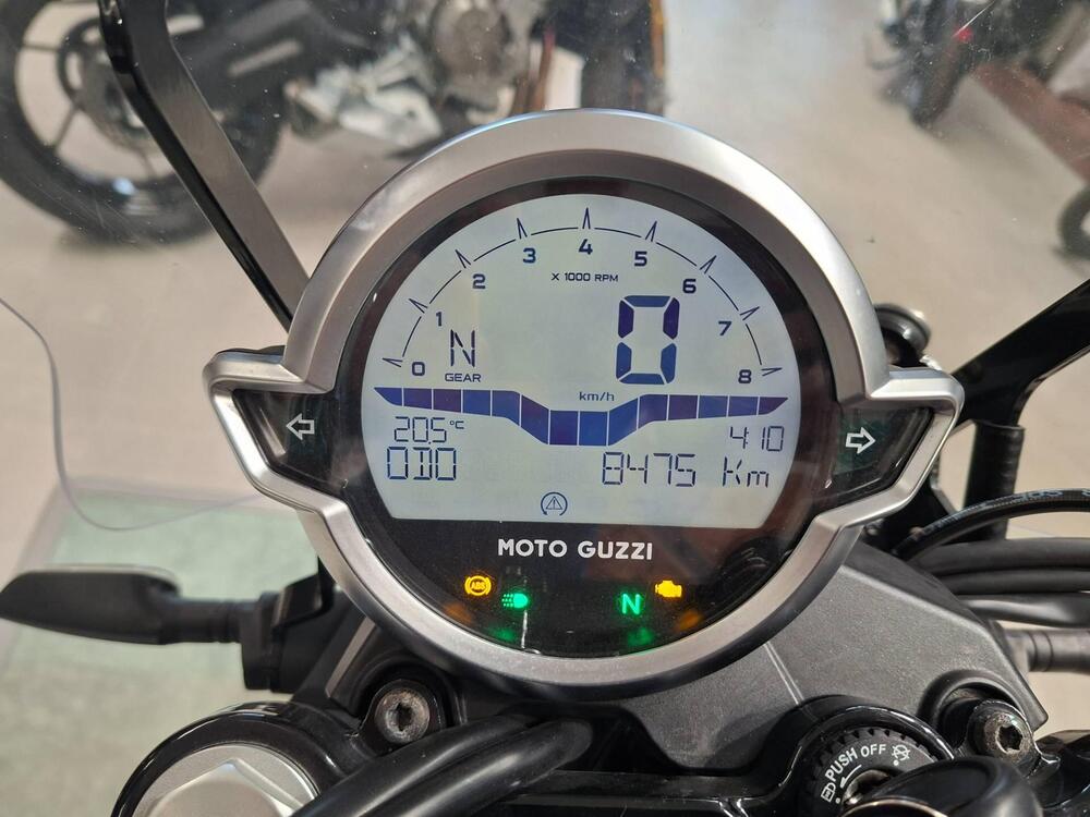 Moto Guzzi V7 Stone (2021 - 24) (4)
