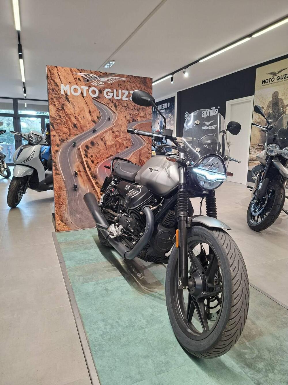Moto Guzzi V7 Stone (2021 - 24) (2)
