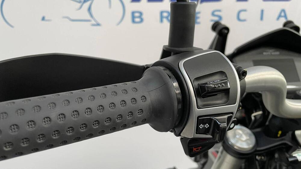 Moto Guzzi V85 TT Travel (2021 - 23) (12)