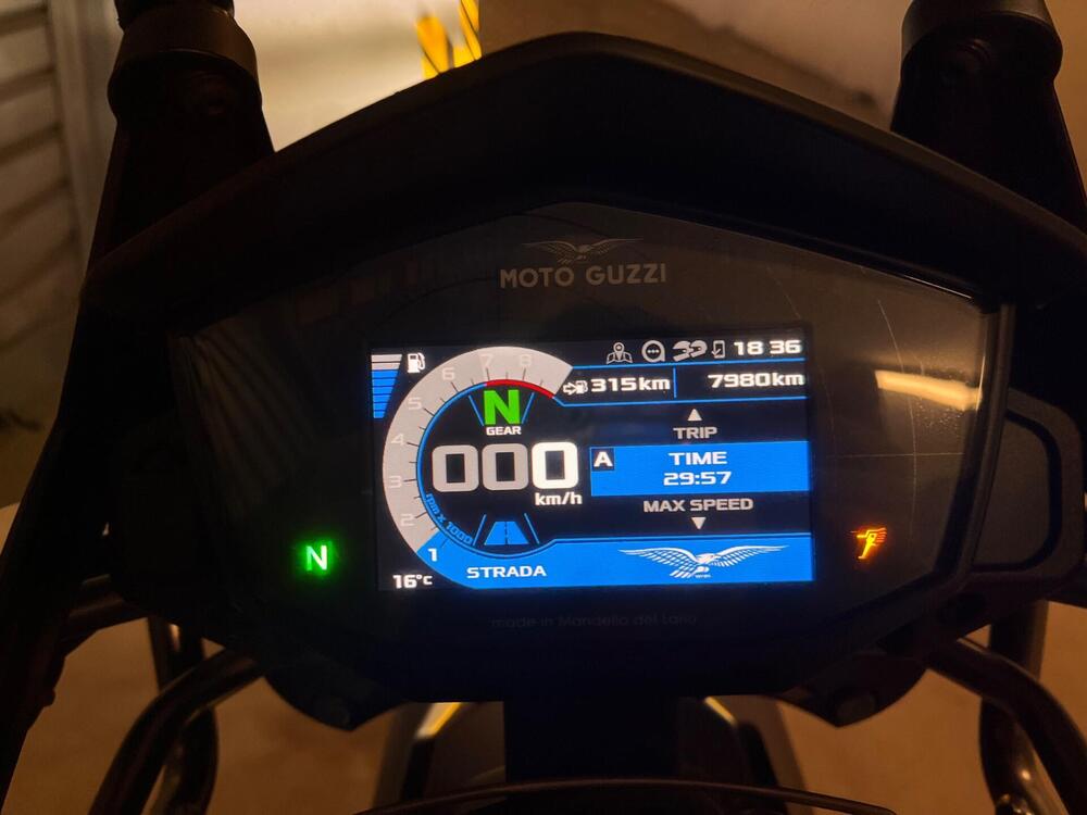 Moto Guzzi V85 TT (2021 - 23) (6)