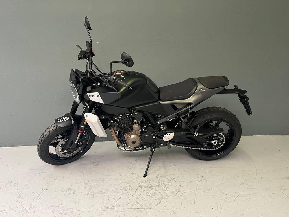 Husqvarna Svartpilen 801 L (2025 - 26) (2)