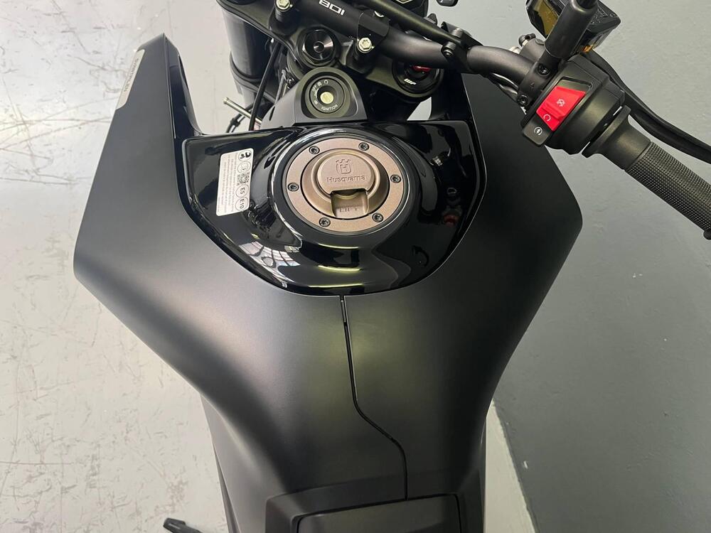 Husqvarna Svartpilen 801 L (2025 - 26) (10)