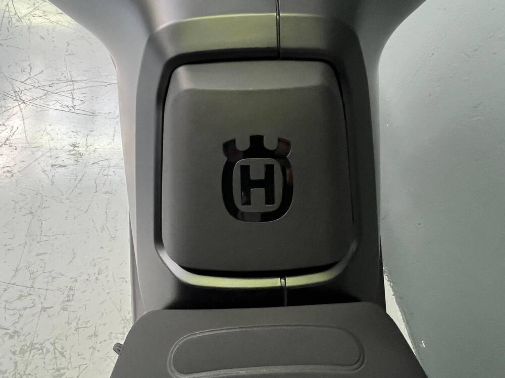 Husqvarna Svartpilen 801 L (2025 - 26) (11)