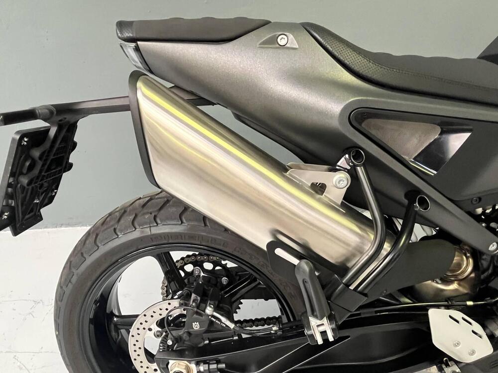 Husqvarna Svartpilen 801 L (2025 - 26) (13)