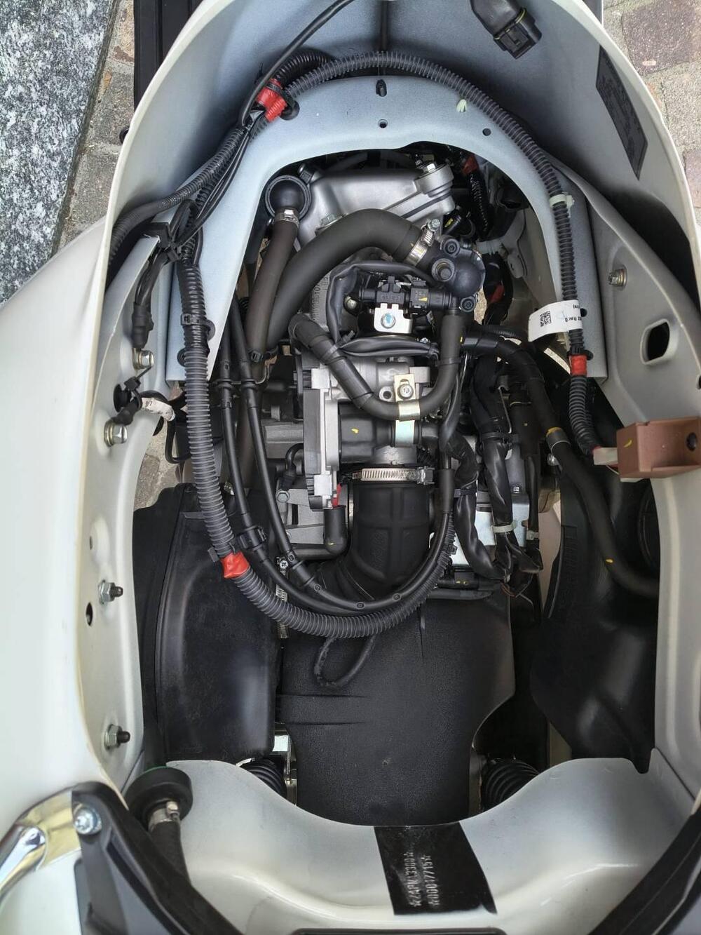 Vespa GTS 300 Super Hpe (2018 - 19) (6)