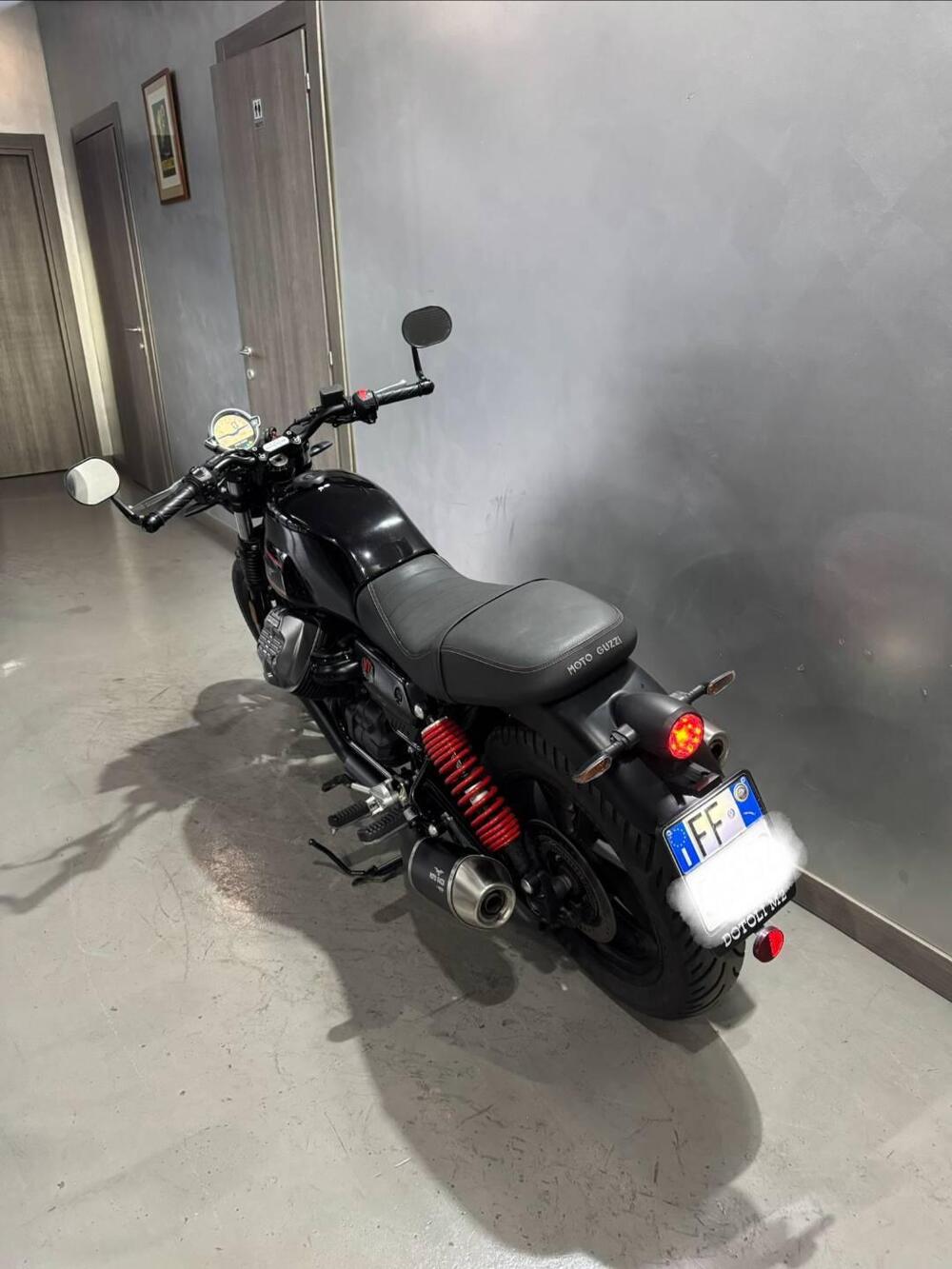 Moto Guzzi V7 Stone Special Edition (2022 - 25) (4)