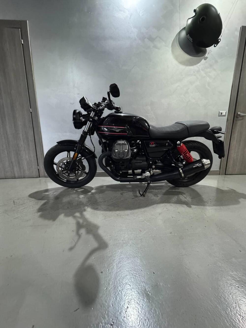 Moto Guzzi V7 Stone Special Edition (2022 - 25) (2)