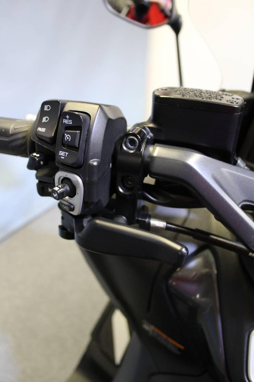 Yamaha T-Max 560 Tech Max (2022 - 24) (11)