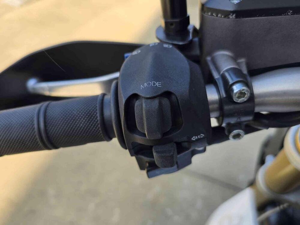 Aprilia Dorsoduro 750 (2009 - 14) (8)