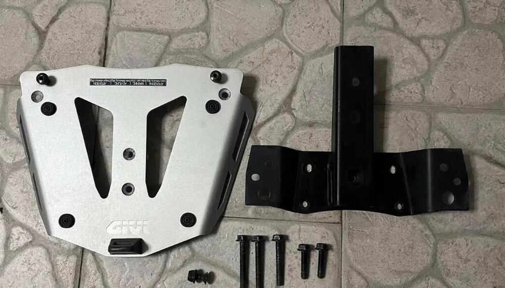 Piastra givi per bauletto Aprilia Caponord 1200