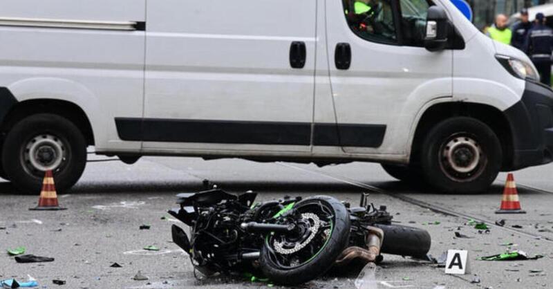 Milano, tragedia all&rsquo;alba: scontro tra moto e taxi, morti due ventenni