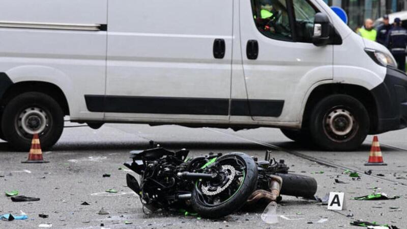 Milano, tragedia all&rsquo;alba: scontro tra moto e taxi, morti due ventenni