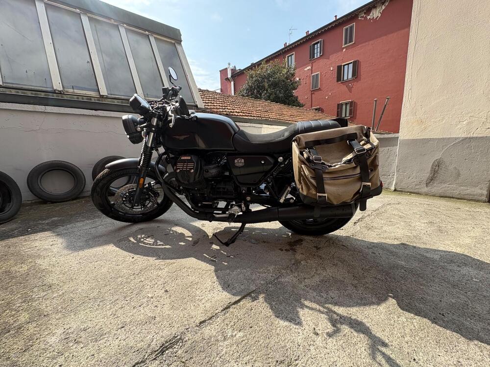 Moto Guzzi V7 Stone (2021 - 24) (2)