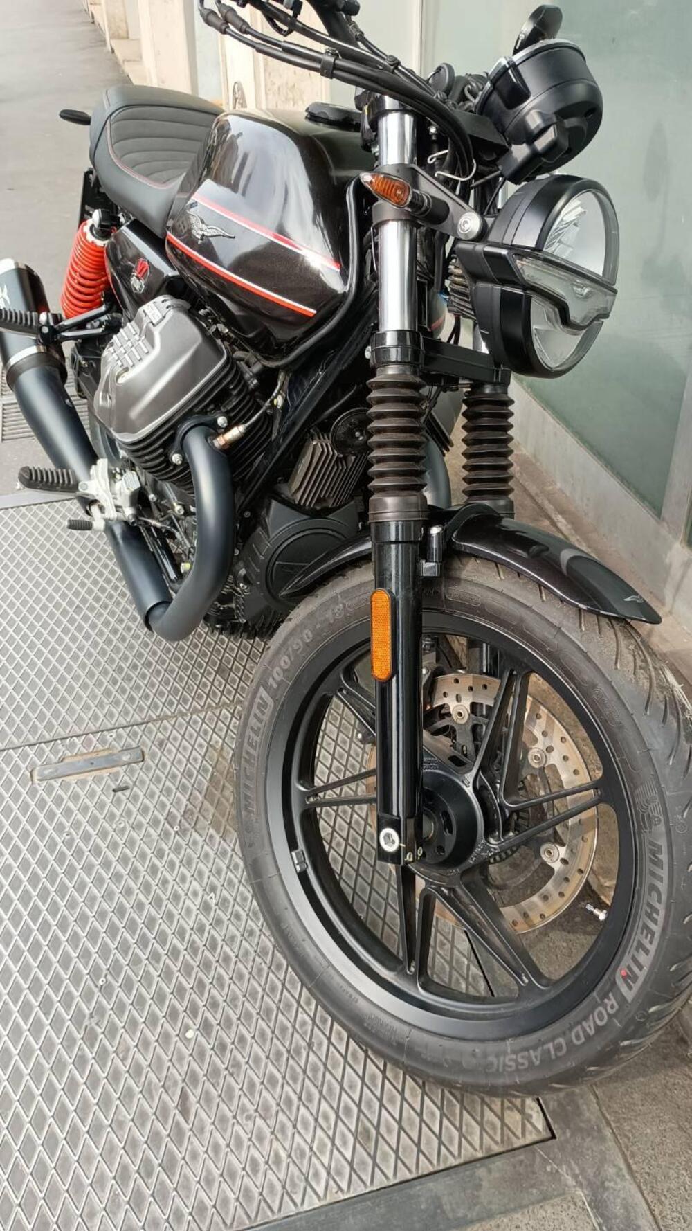 Moto Guzzi V7 Stone (2021 - 24) (2)
