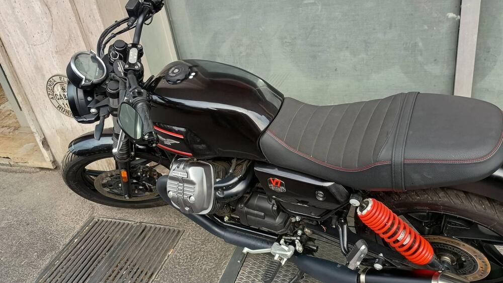 Moto Guzzi V7 Stone (2021 - 24) (4)