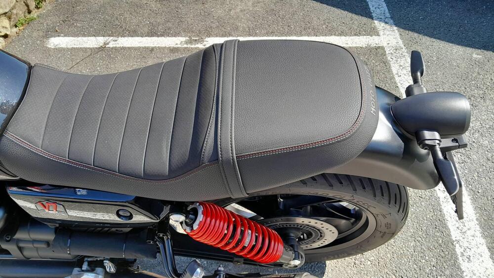 Moto Guzzi V7 Stone Special Edition (2022 - 25) (19)