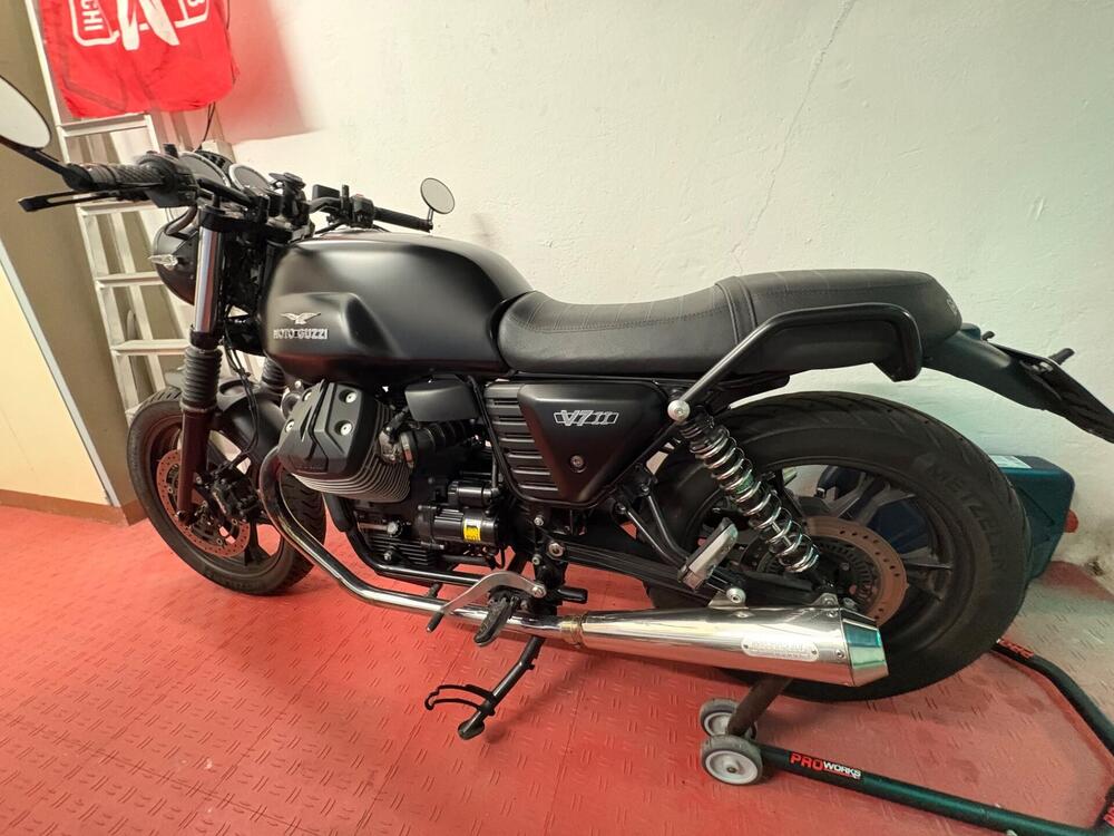 Moto Guzzi V7 II Stone (2015 - 17) (8)