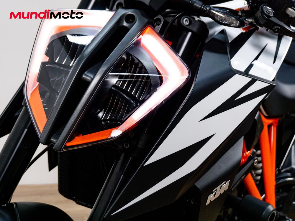 KTM 1290 Super Duke R (2020) (14)