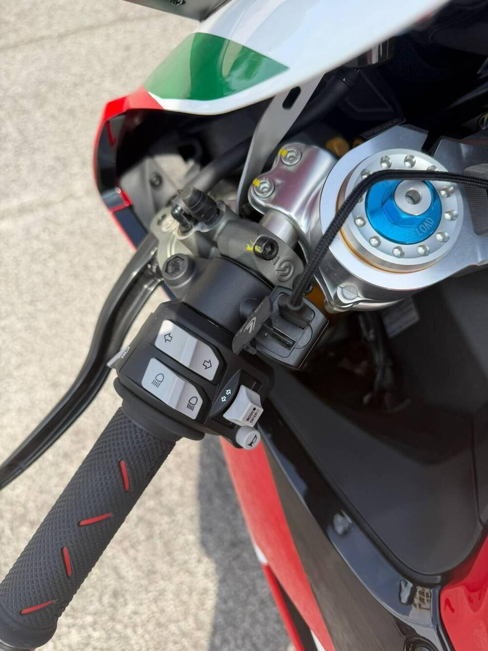 Ducati Panigale V2 Bayliss 1st Championship 20th Anniversary (2021 - 24) (11)