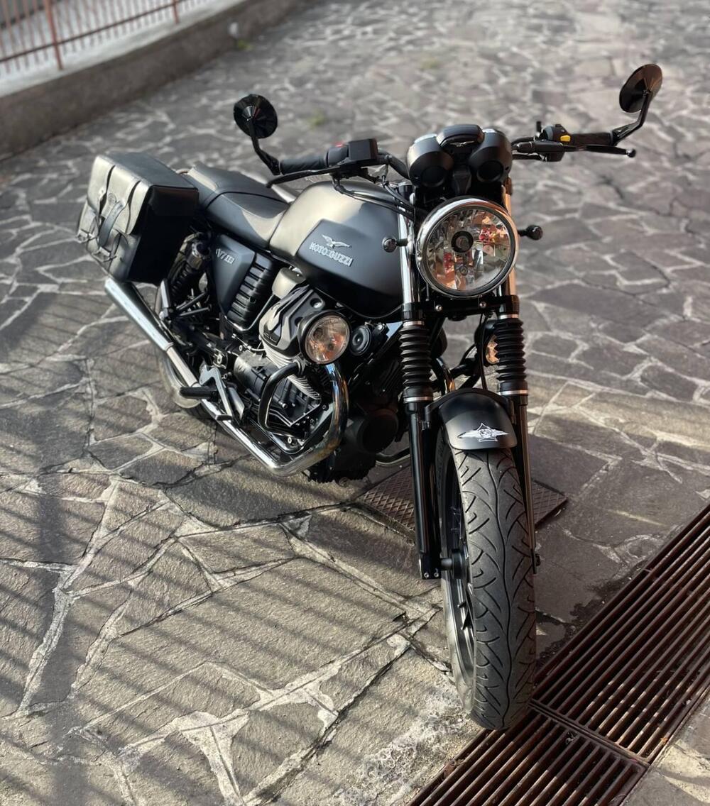 Moto Guzzi V7 II Stone (2015 - 17) (2)