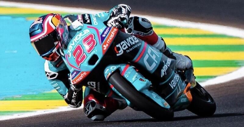 MotoGP 2026. GP del Brasile. Moto3: Maximo Quiles vince dopo la bandiera rossa. Super rimonta di Guido Pini, quinto. Caduto Matteo Bertelle [RISULTATI]