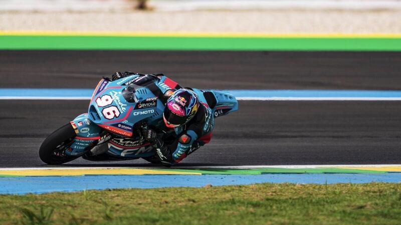 MotoGP 2026. GP del Brasile. Moto2: Dani Holgado domina e vince la gara davanti a Daniel Mu&ntilde;oz, Manu Gonzalez chiude il podio. Tony Arbolino primo italiano, settimo [RISULTATI]