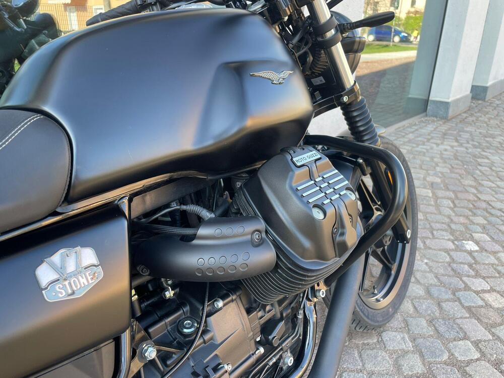 Moto Guzzi V7 Stone (2021 - 24) (9)