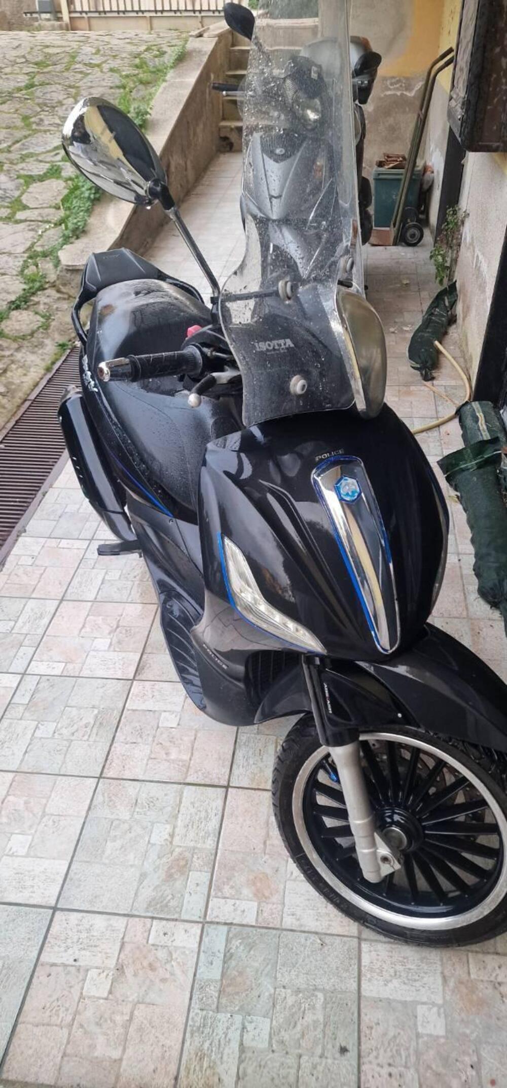 Piaggio Beverly 300 i.e. Police ABS-ASR (2017 - 20) (3)