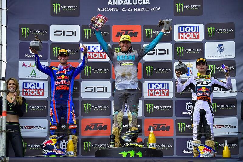 Il podio della MX2 con al centro Mc Lellan