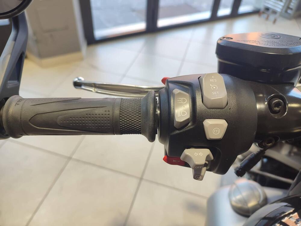 Triumph Rocket 3 R 221 (2021 - 23) (13)